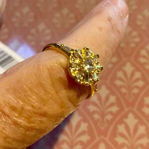 🔥Amazon Gold Tone and Clear Stones Ring🔥 NIP